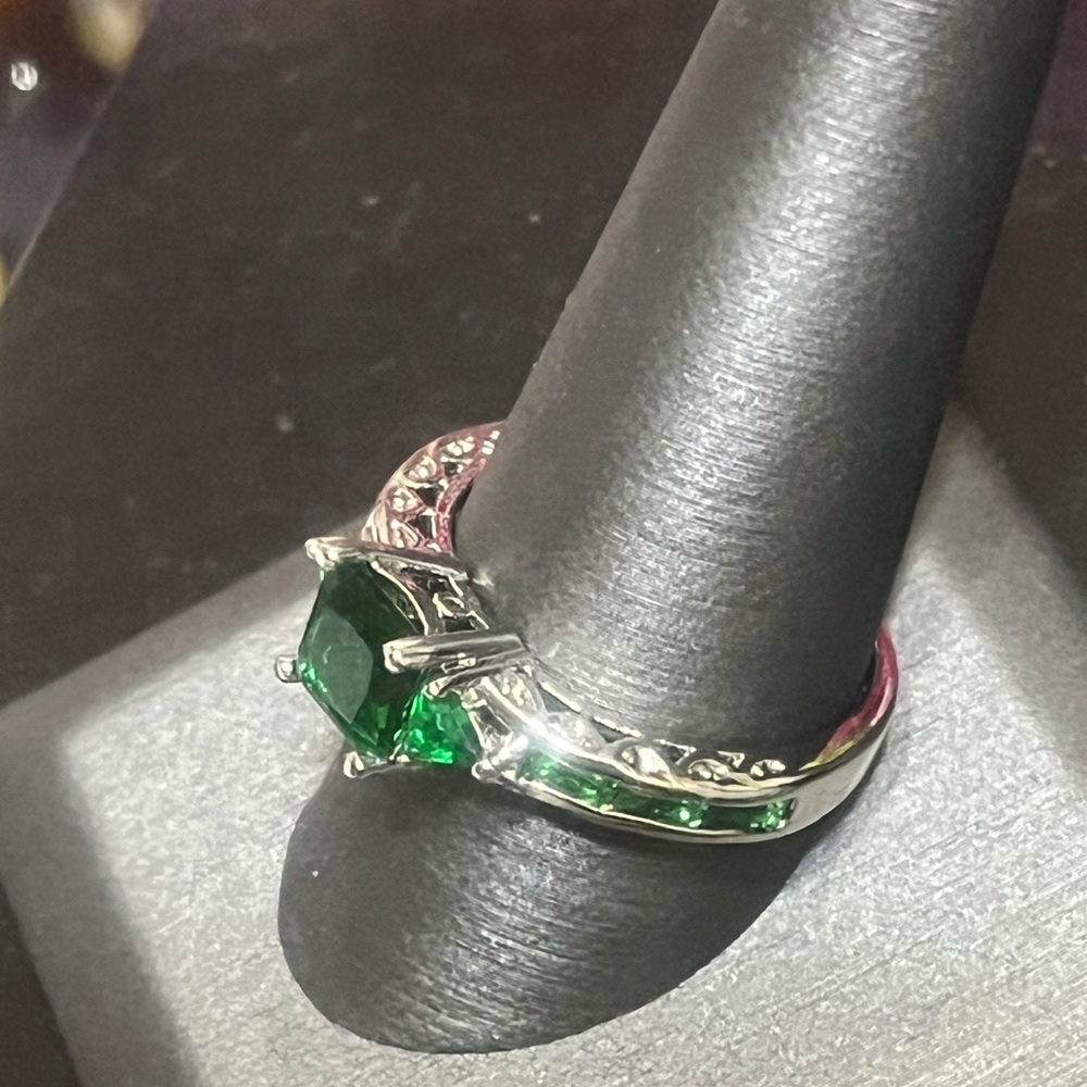 Modern Green Cocktail Ring - Picture 5 of 14